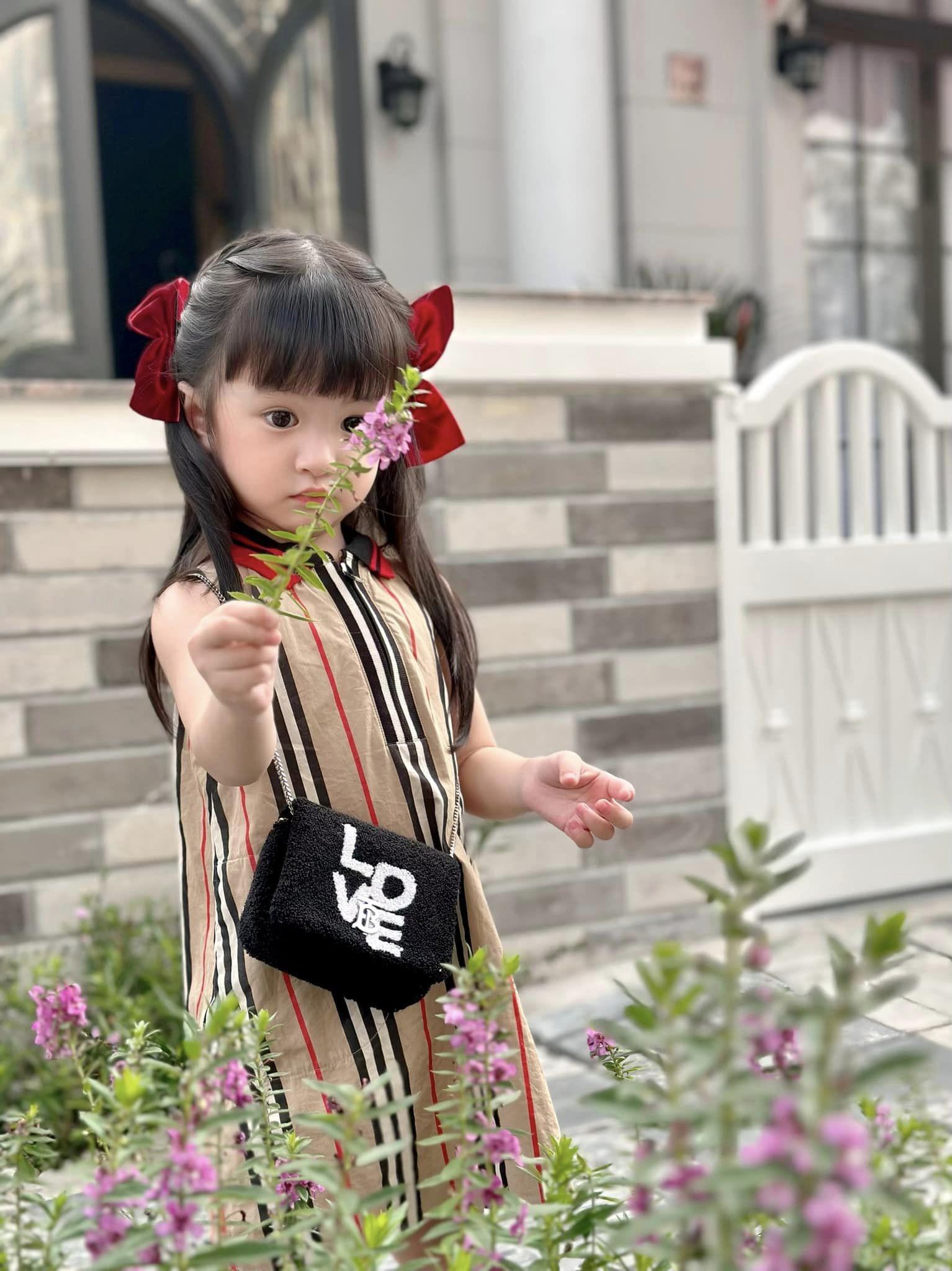 Con gái út nhà Đoàn Di Băng 1 tuổi kiếm chục tỷ, mẹ sắm đồ đi mẫu giáo mặc 7 ngày không hết-21