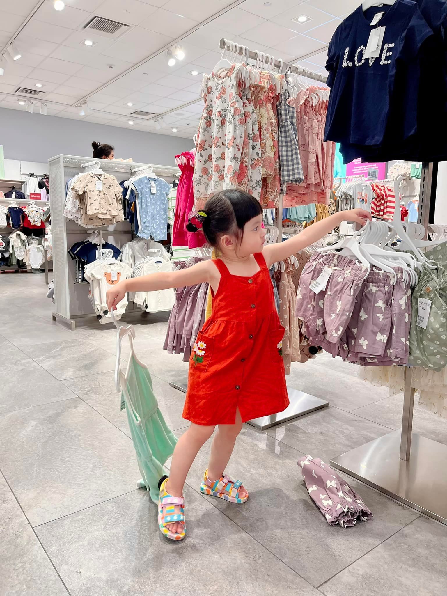 Con gái út nhà Đoàn Di Băng 1 tuổi kiếm chục tỷ, mẹ sắm đồ đi mẫu giáo mặc 7 ngày không hết-22