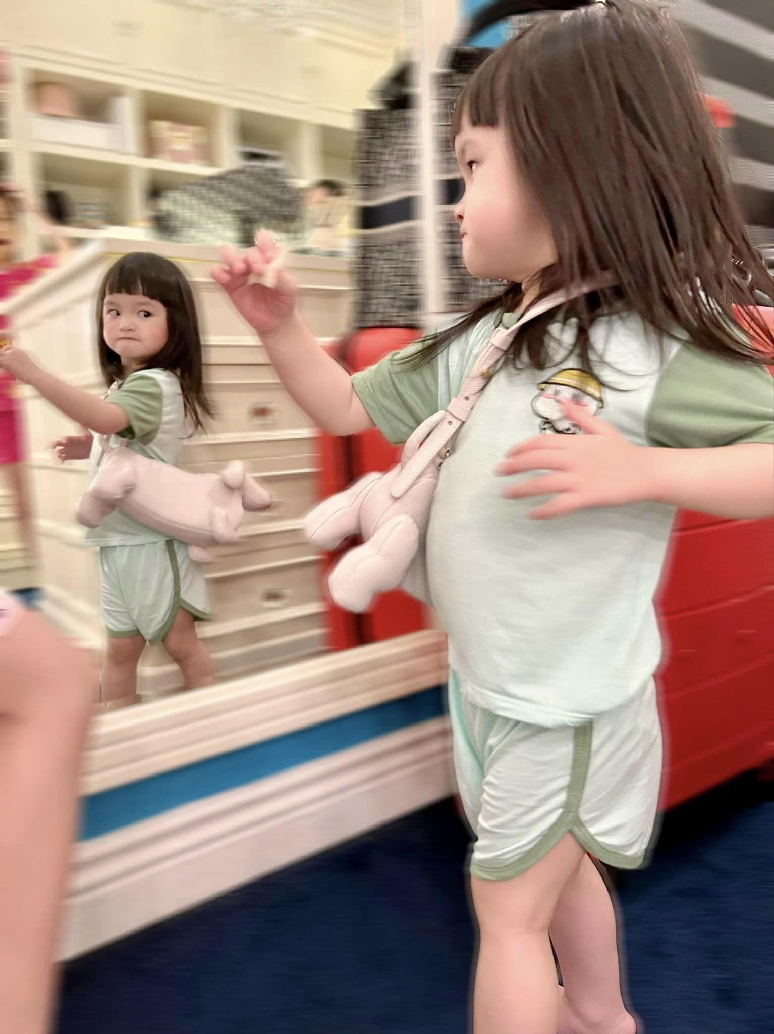 Con gái út nhà Đoàn Di Băng 1 tuổi kiếm chục tỷ, mẹ sắm đồ đi mẫu giáo mặc 7 ngày không hết-23