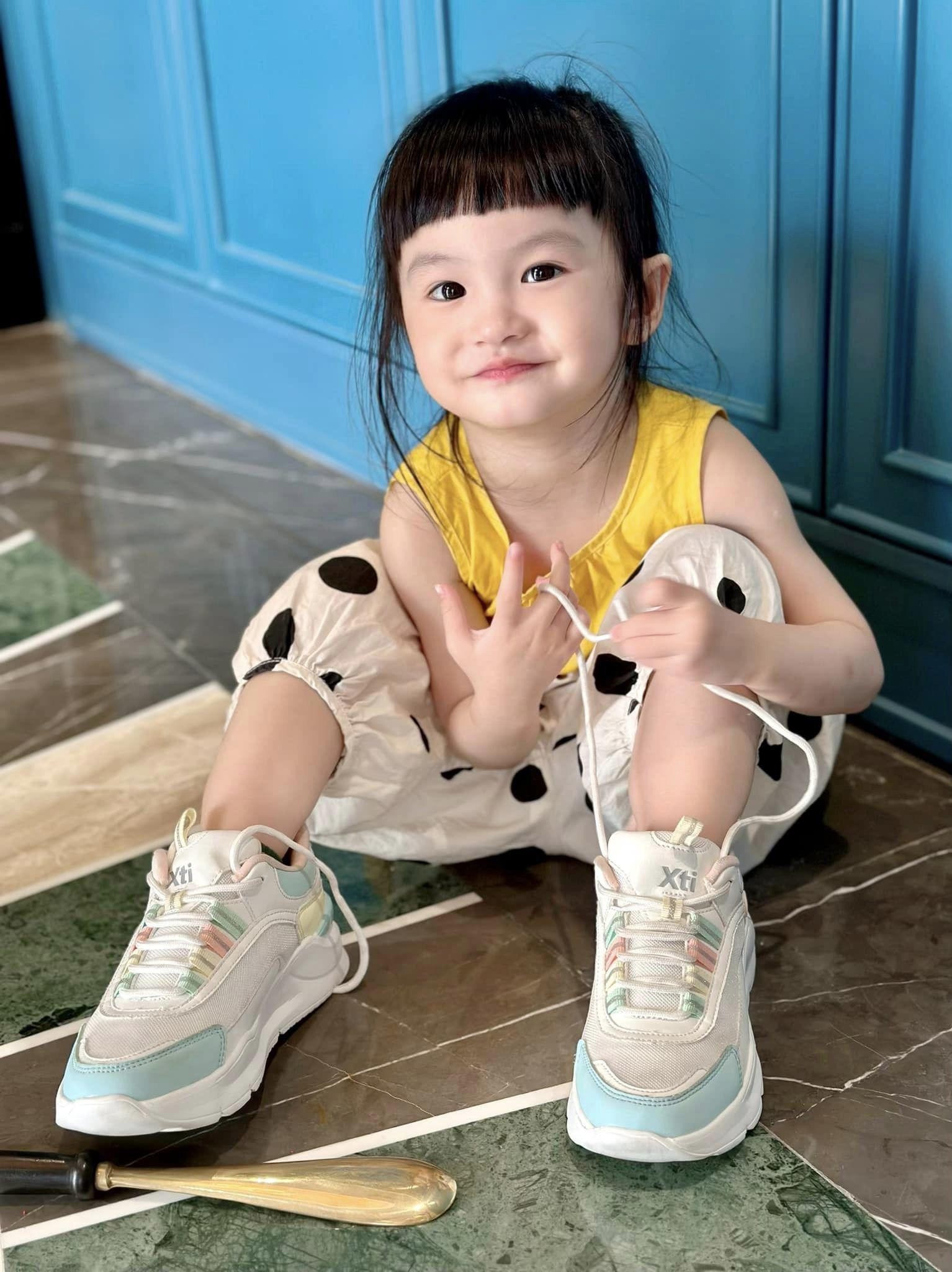 Con gái út nhà Đoàn Di Băng 1 tuổi kiếm chục tỷ, mẹ sắm đồ đi mẫu giáo mặc 7 ngày không hết-25