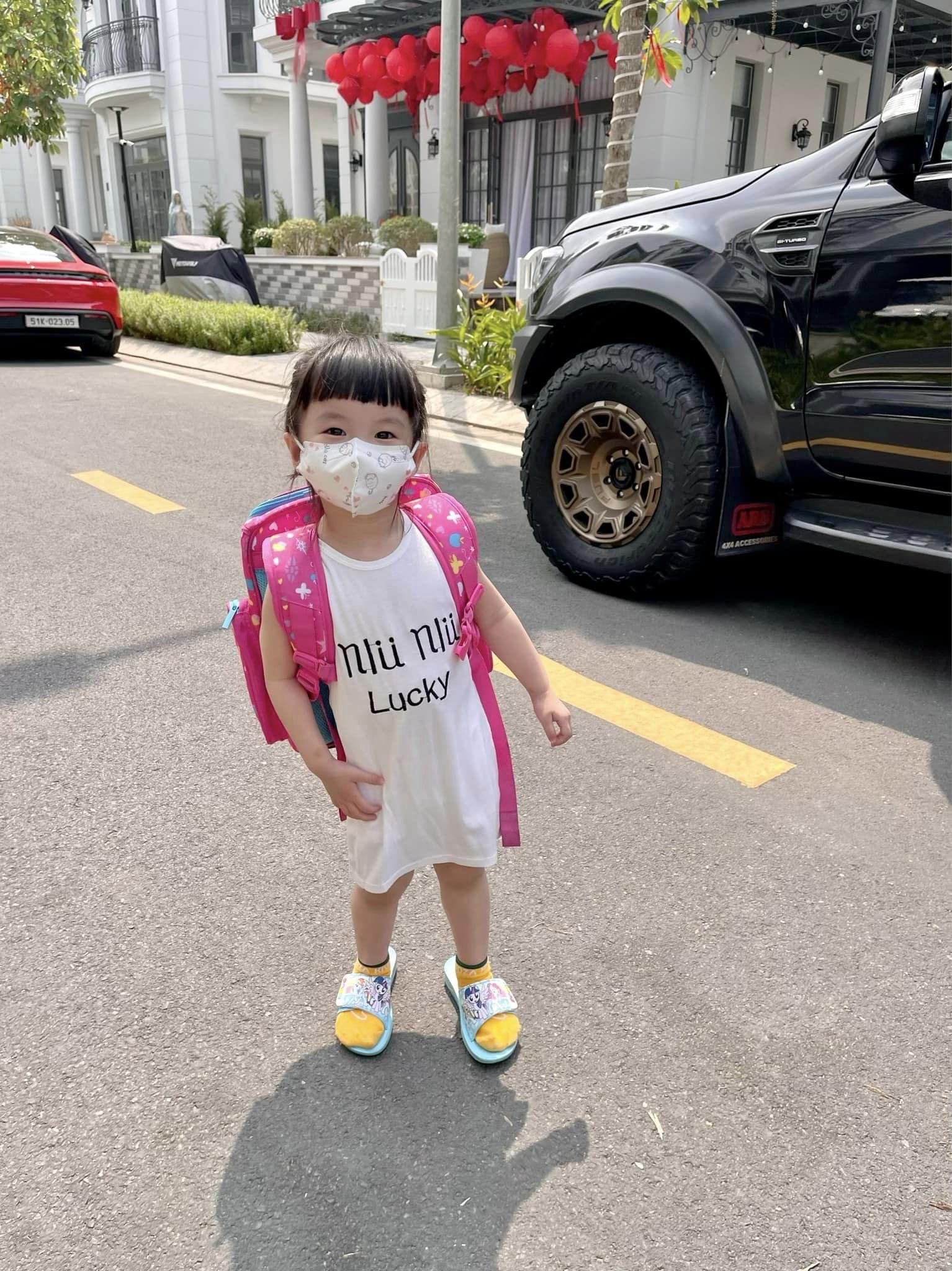 Con gái út nhà Đoàn Di Băng 1 tuổi kiếm chục tỷ, mẹ sắm đồ đi mẫu giáo mặc 7 ngày không hết-27