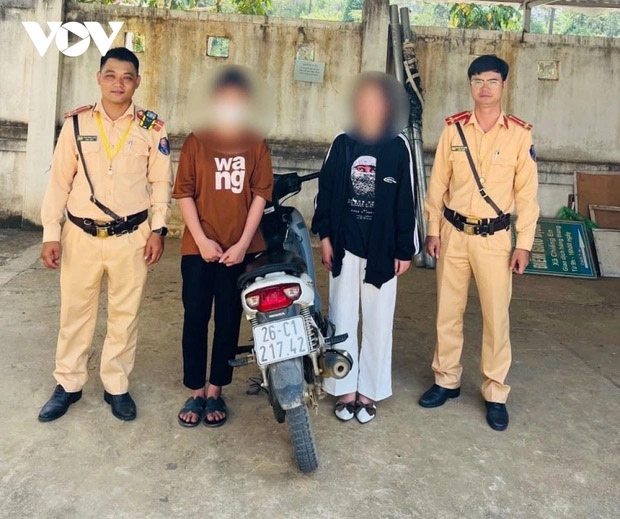 Hai nữ sinh ở Sơn La vừa lái xe vừa tắm” cho nhau bị phạt-1