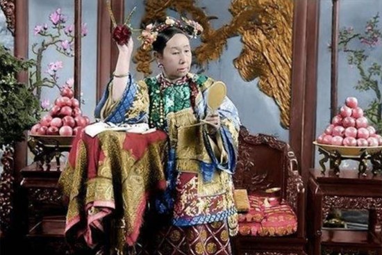 Lối sống xa hoa và bí ẩn khủng khiếp giấu trong móng tay của Từ Hi Thái hậu