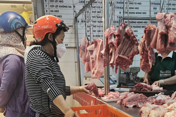 Vì sao thịt heo ế nhưng giá heo hơi vẫn tăng nóng?-1