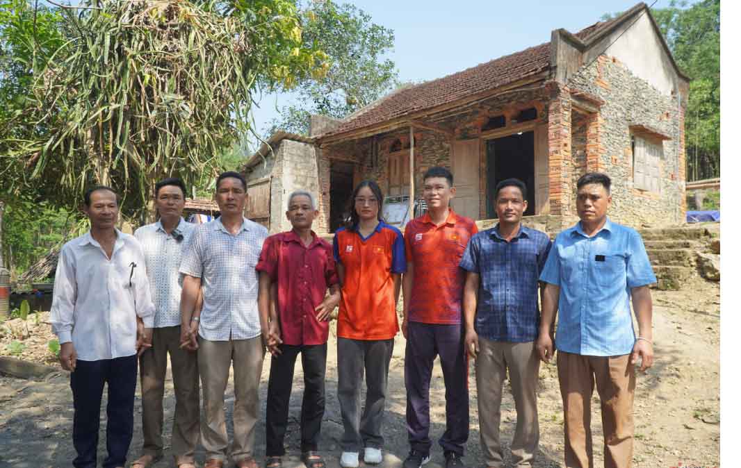 Cao Thị Duyên mang HCV về quê, báo tin bất ngờ trong căn nhà xây bằng đá vụn-5