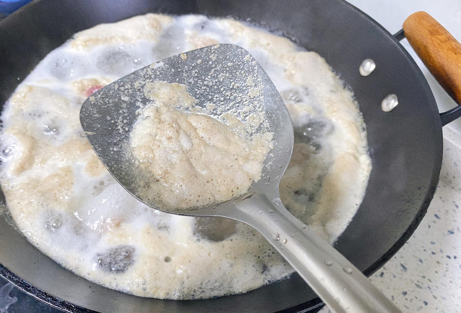 2 loại bọt cần hớt bỏ, 3 loại nên giữ khi nấu ăn-1