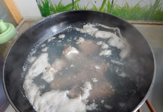 2 loại bọt cần hớt bỏ, 3 loại nên giữ khi nấu ăn-2