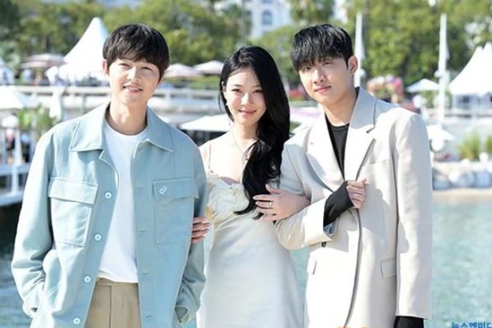 Song Joong Ki lột xác bảnh bao bên BIBI ở LHP Cannes 2023