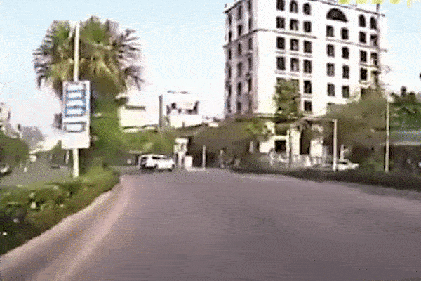 Clip: Lao như tên bắn, ô tô con tông thẳng vào trạm thu phí-1