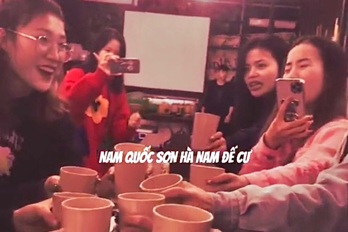 Phẫn nộ nhóm bạn trẻ chế Nam quốc sơn hà thành bài thơ đi nhậu phản cảm-1