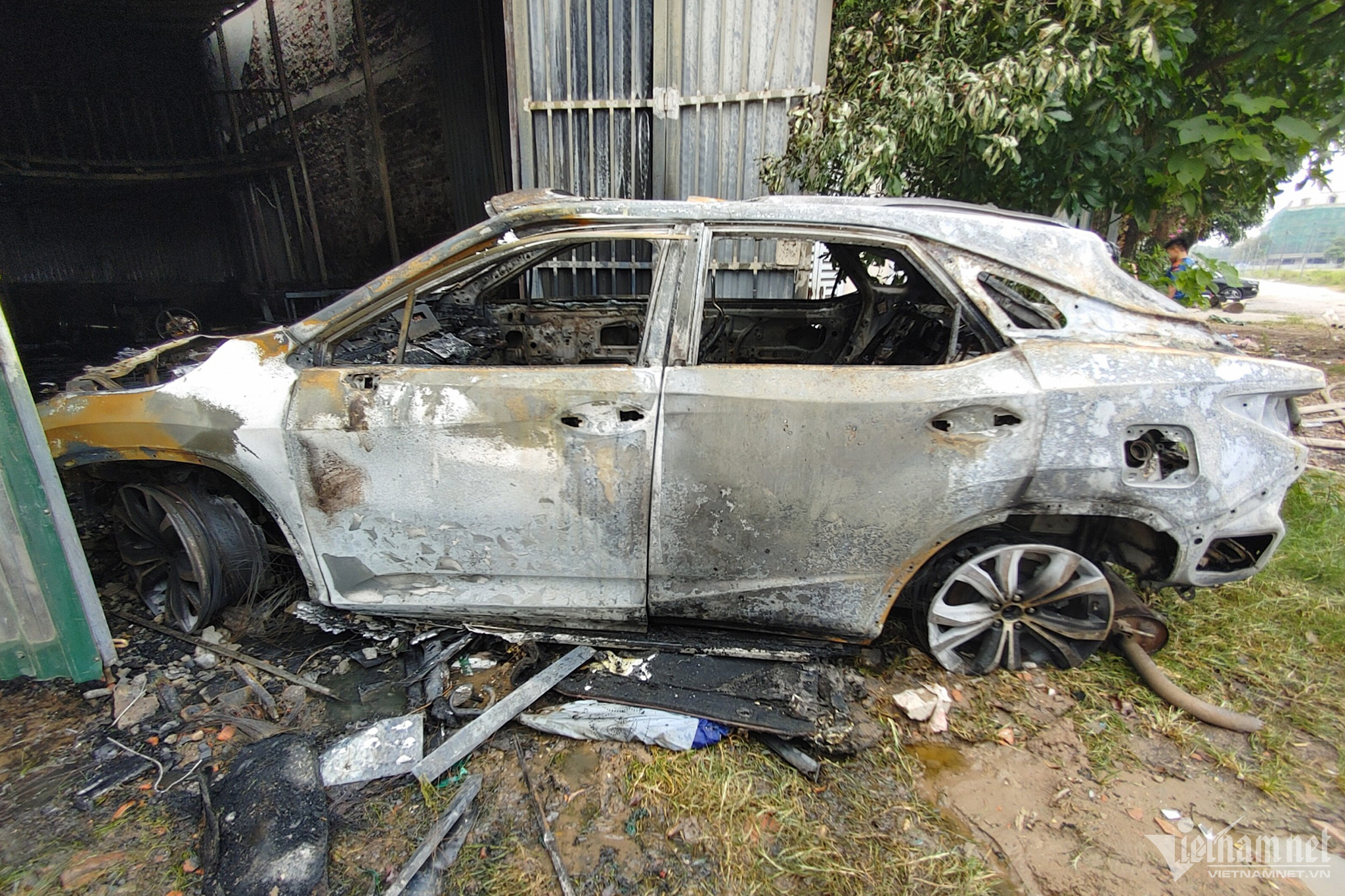 Hiện trường vụ cháy kho xưởng ở Hà Nội, ô tô Lexus RX350 trơ khung-2