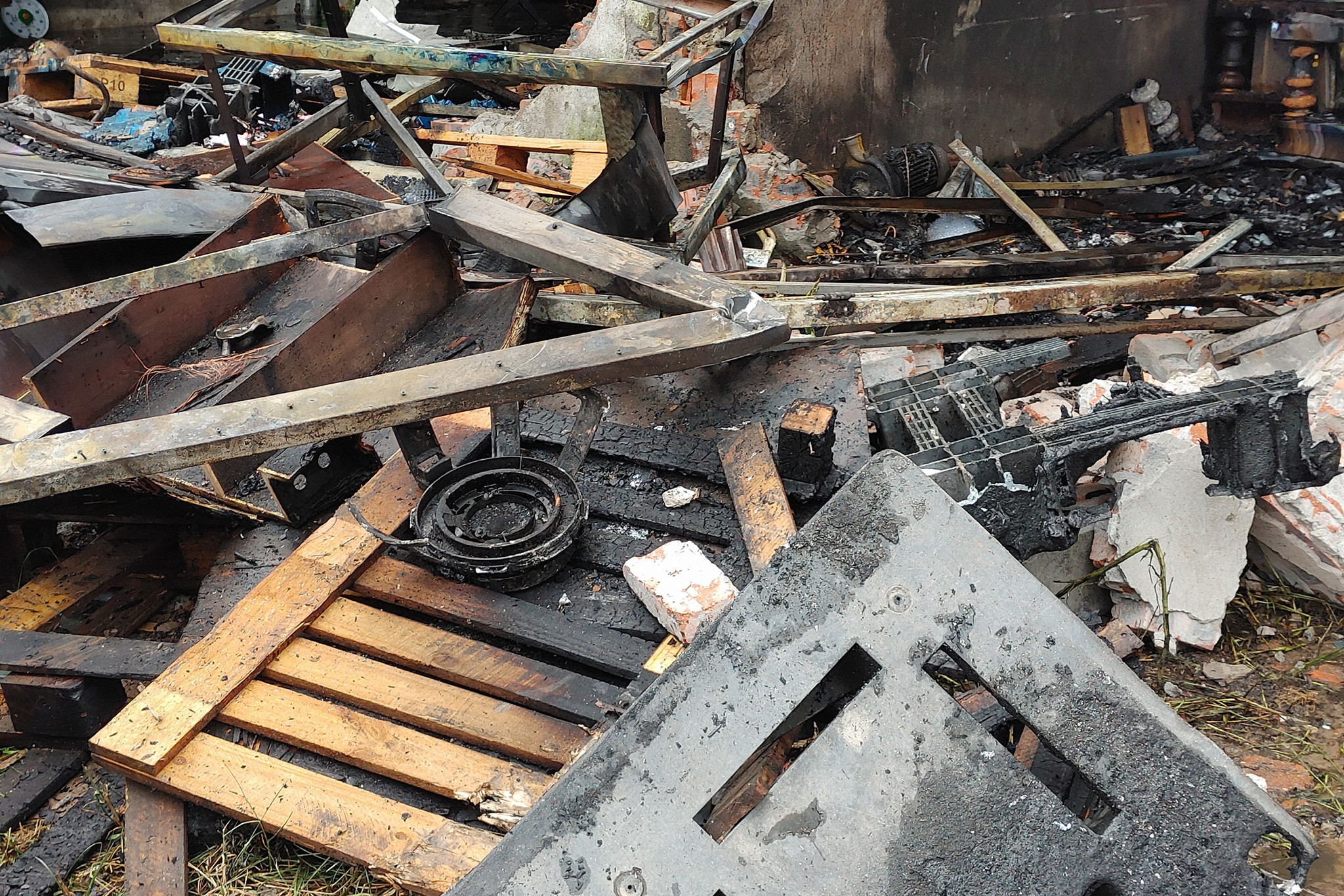 Hiện trường vụ cháy kho xưởng ở Hà Nội, ô tô Lexus RX350 trơ khung-6