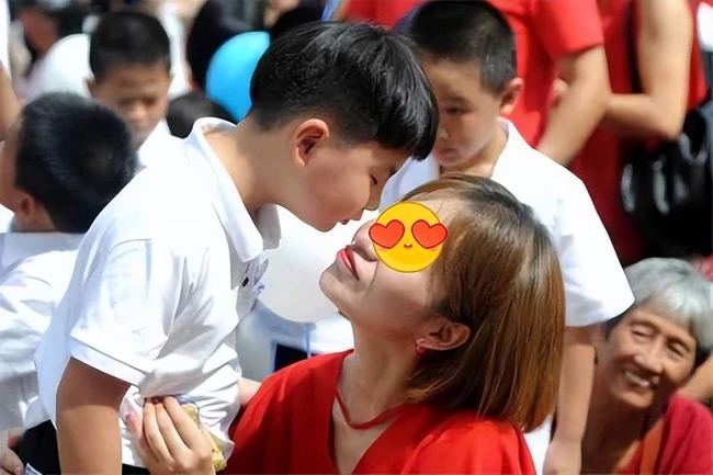 Nuôi dạy con trai người mẹ cần tránh thân thiết quá mức: Gợi ý 6 cách dạy con cực hay mẹ nào cũng nên biết-1