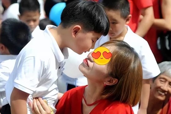 Nuôi dạy con trai người mẹ cần tránh thân thiết quá mức: Gợi ý 6 cách dạy con cực hay mẹ nào cũng nên biết