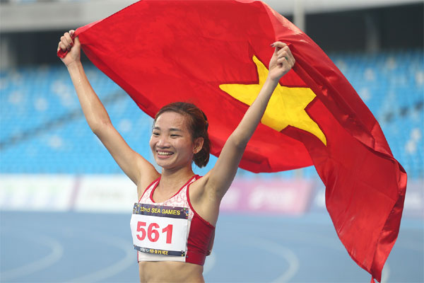 Bên ngoài đường chạy, Nguyễn Thị Oanh diện váy thướt tha, nhan sắc cực ngọt ngào-11