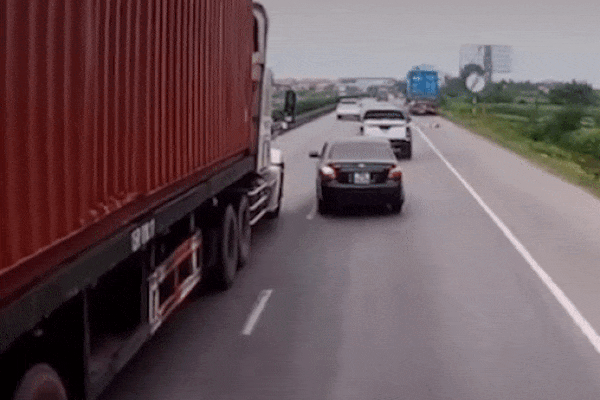 Ôtô con bị xe container húc khi chuyển làn thiếu quan sát