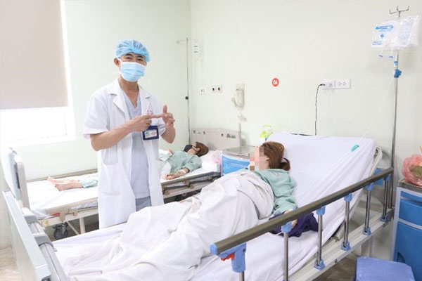 Cô dâu ở Hưng Yên nhập viện vì gài kim vào sau váy cưới-1