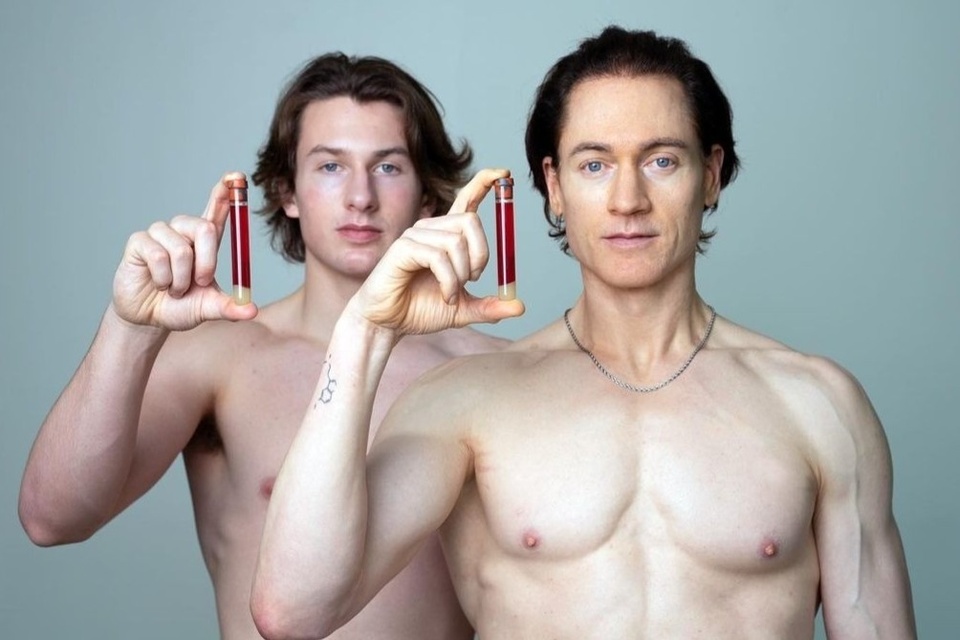 Triệu phú U50 dùng máu của con trai để trẻ hóa, trở lại tuổi 18-1