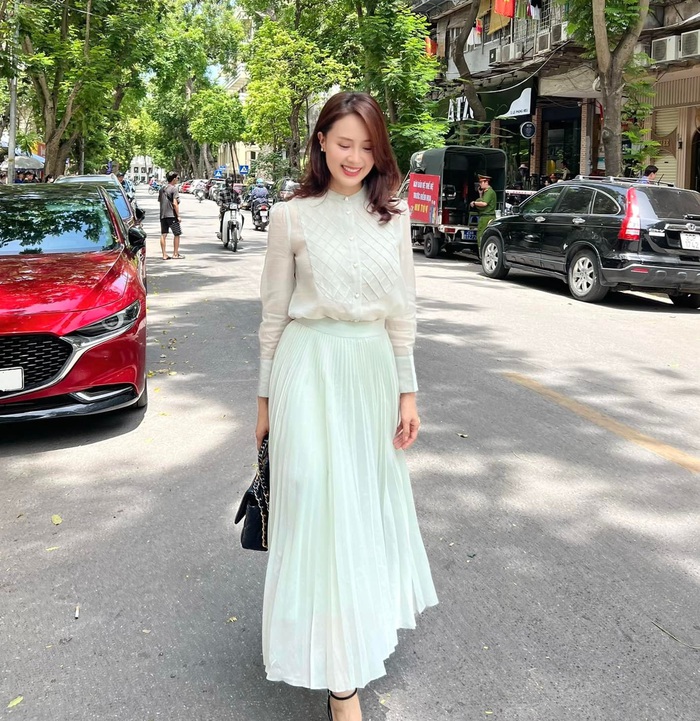 Sao Việt biến hóa trẻ trung và thanh lịch với chân váy xếp ly-2