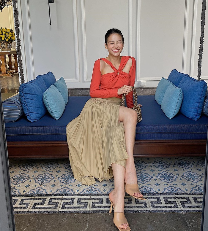 Sao Việt biến hóa trẻ trung và thanh lịch với chân váy xếp ly-3