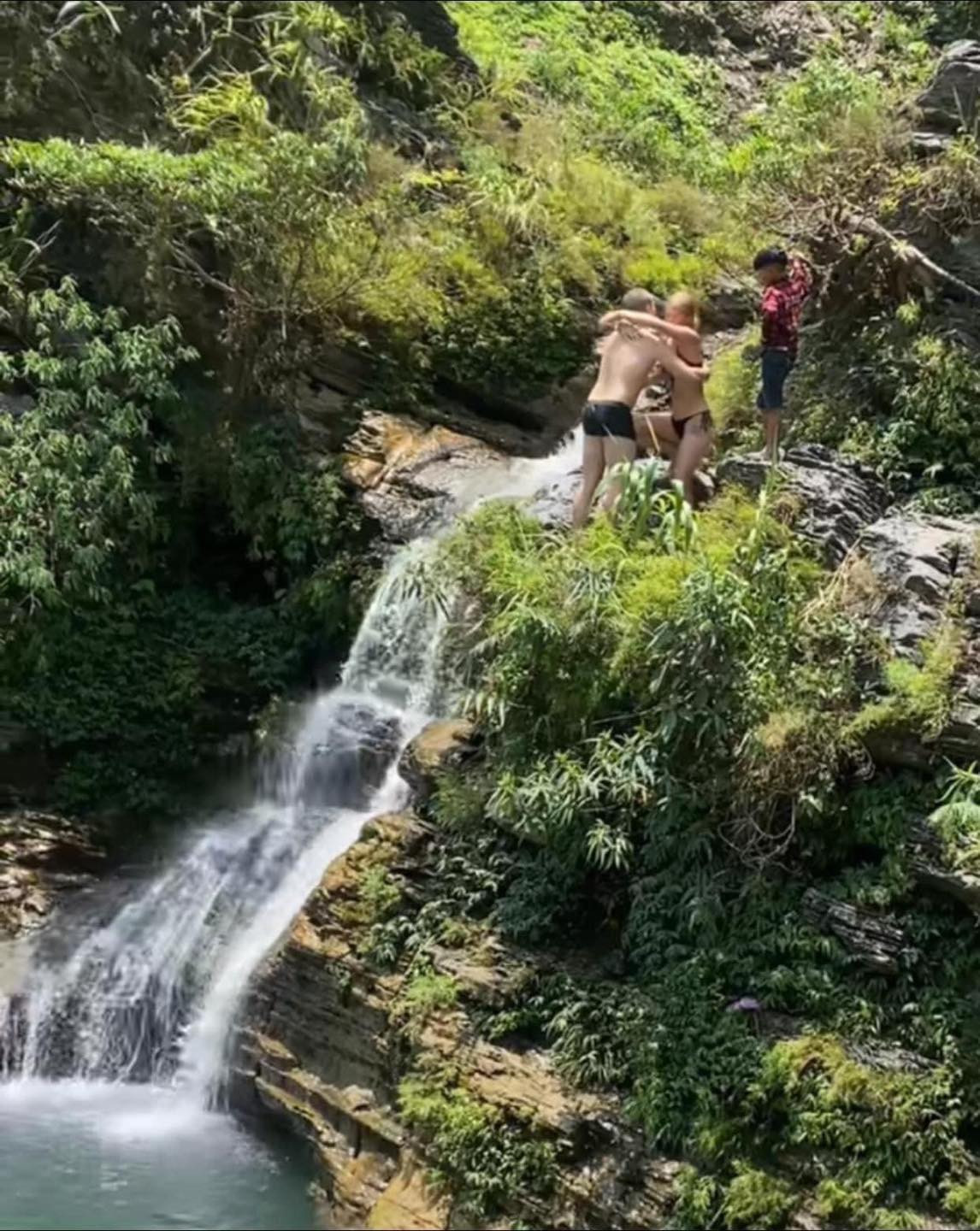 Xác minh hình ảnh hai du khách ôm nhau nhảy nhào lộn ở thác nước Hà Giang-1