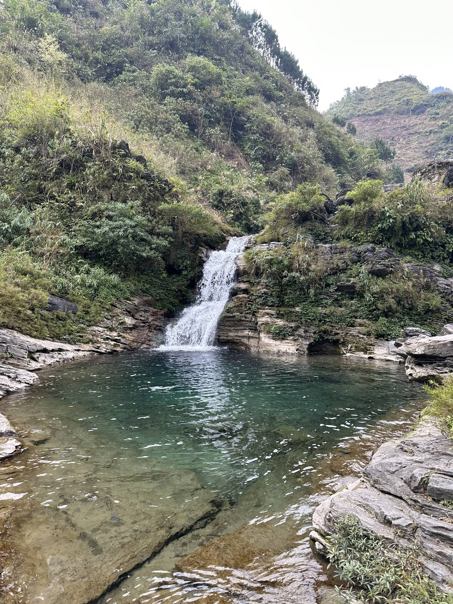 Xác minh hình ảnh hai du khách ôm nhau nhảy nhào lộn ở thác nước Hà Giang-3