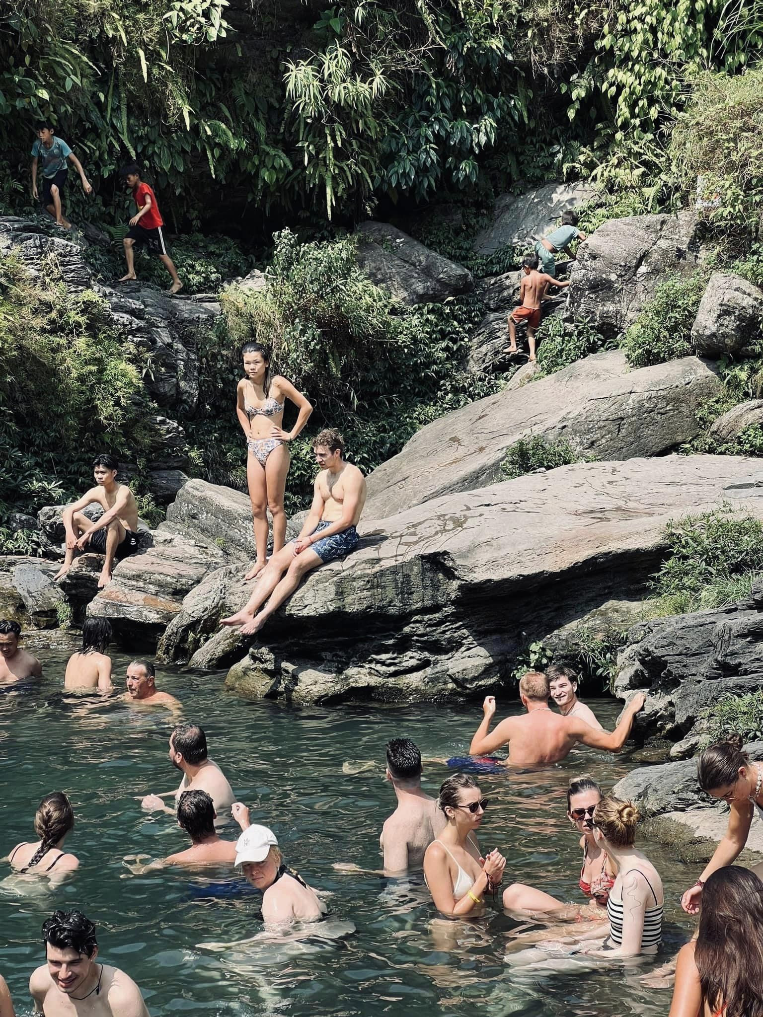 Xác minh hình ảnh hai du khách ôm nhau nhảy nhào lộn ở thác nước Hà Giang-4