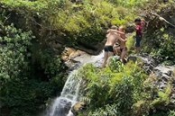 Xác minh hình ảnh hai du khách ôm nhau nhảy nhào lộn ở thác nước Hà Giang