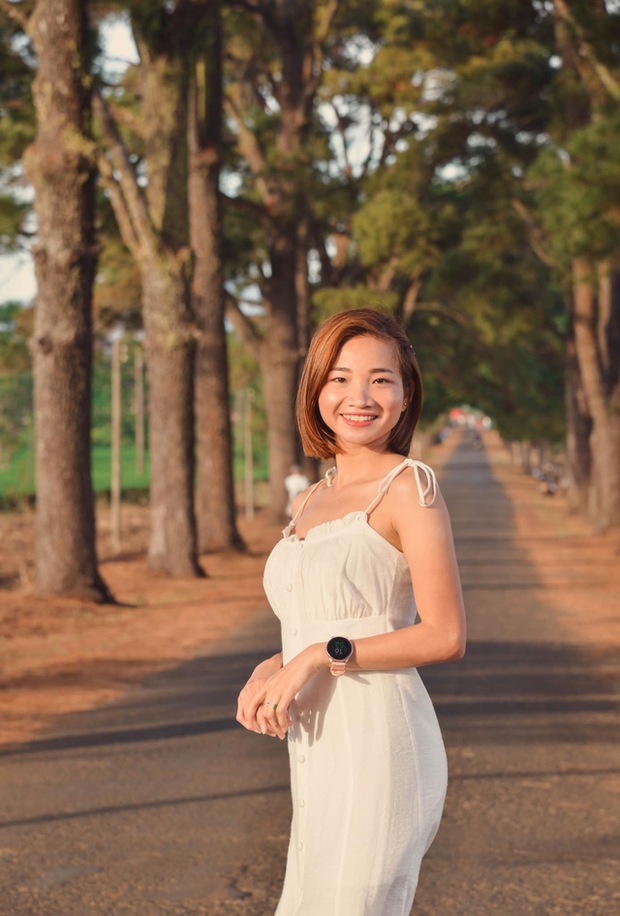 Bên ngoài đường chạy, Nguyễn Thị Oanh diện váy thướt tha, nhan sắc cực ngọt ngào-2