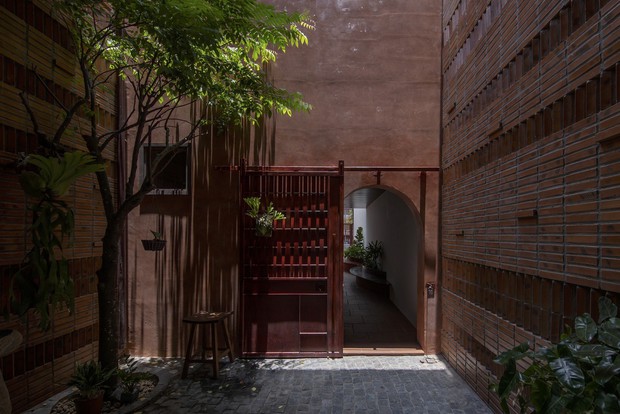 Nhà phố ở Cần Thơ gây thương nhớ chỉ dùng gạch gốm thay cho mái-2