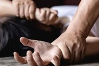 Kẻ hiếp dâm ở nhà vệ sinh công cộng lĩnh 12 năm tù và bị đánh 16 roi