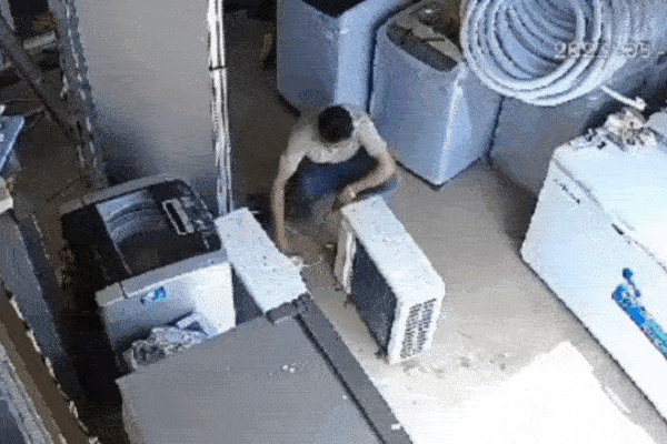 Clip: Thuốc lá điện tử bốc cháy trên máy bay, hành khách sợ hãi la hét-1