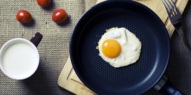 Cách hô biến chảo không chống dính thành chảo chống chính dễ dàng, hiệu quả từ xưa của ông bà ta-1