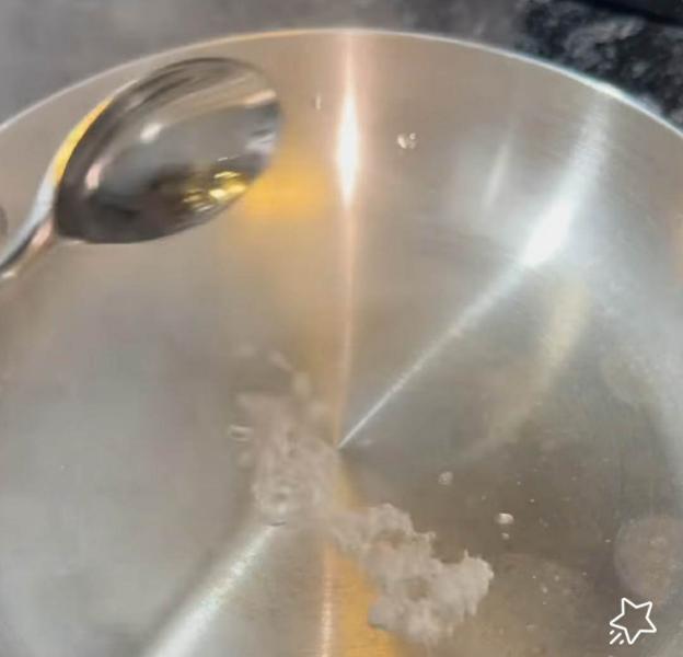 Cách hô biến chảo không chống dính thành chảo chống chính dễ dàng, hiệu quả từ xưa của ông bà ta-2