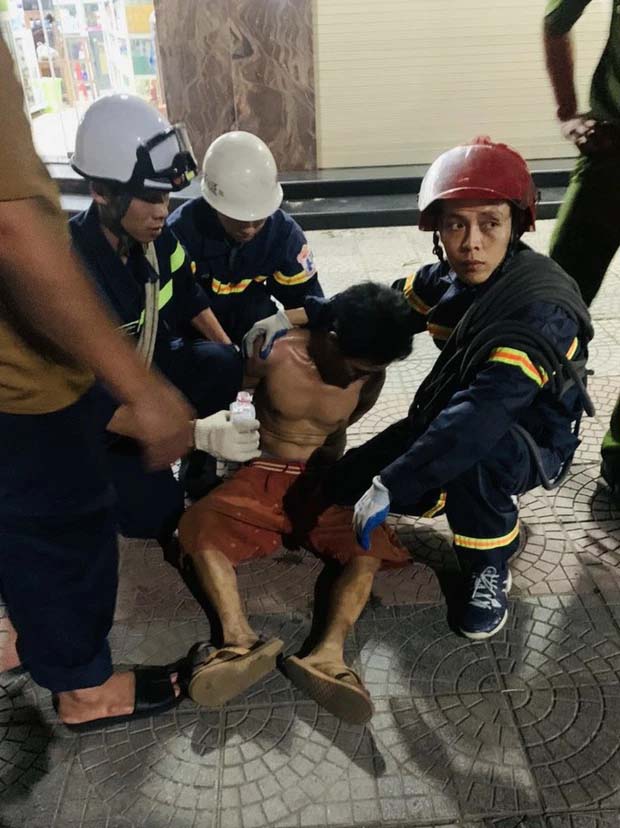 Khống chế 1 người có biểu hiện mất kiểm soát ngồi trên nóc tòa nhà 4 tầng-1