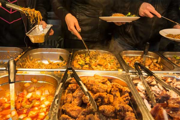 Bị nhắc vì mua 1 vé buffet cho 3 người ăn, khách nói chỉ ăn phụ mẹ cho đỡ phí-1