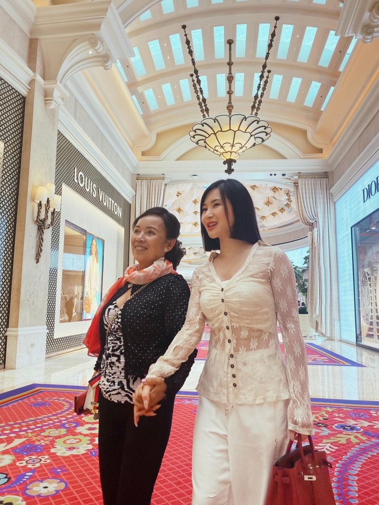 Bị nghi sang Mỹ sinh con, Hương Tràm xây nhà 20 tỷ đồng ở Việt Nam, mặc đồ sang chảnh, toát mùi tiền”-8