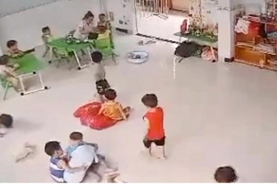 Cô giáo trường mầm non tát bé trai 31 cái trong bữa ăn trưa