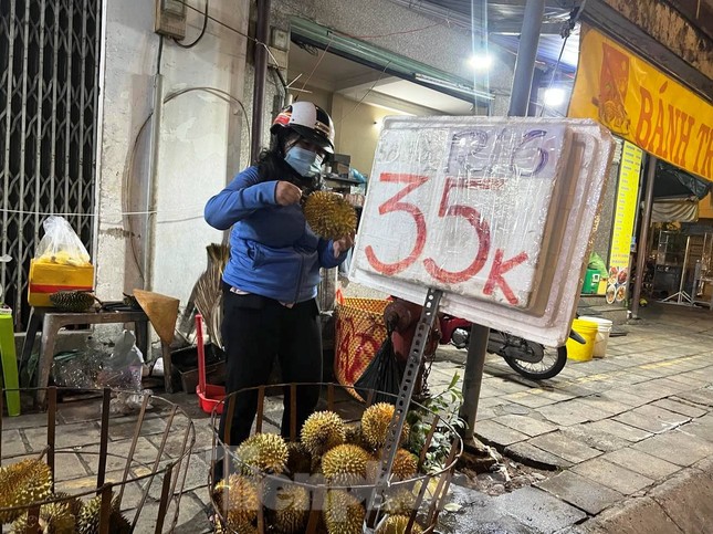 Sầu riêng hàng dạt giá rẻ đổ bộ vỉa hè TPHCM-1