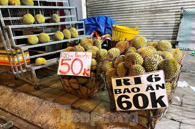 Sầu riêng hàng dạt giá rẻ đổ bộ vỉa hè TPHCM-2