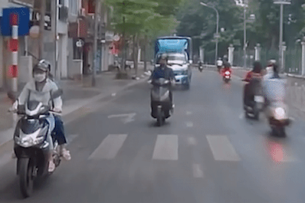 Phóng nhanh, cô gái ngã trước đầu xe tải