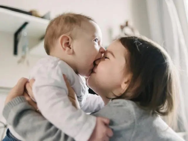 Con tò mò cách tạo ra một em bé, thay vì né tránh hay bối rối, bố mẹ hãy trả lời thế này-1