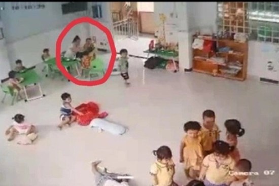 Bé trai 2 tuổi bị tát 31 cái vẫn hoảng sợ khi đến giờ ăn, giật mình vào buổi tối