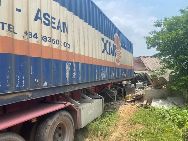 Xe container bất ngờ lao vào nhà dân, tông gãy chân một phụ nữ-1