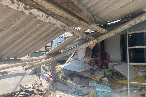 Xe container bất ngờ lao vào nhà dân, tông gãy chân một phụ nữ-2