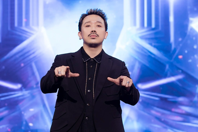 Trấn Thành làm MC Rap Việt với tạo hình khác lạ, khán giả phản ứng sao?-1