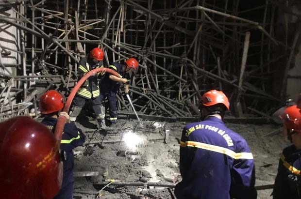 Sập giàn giáo công trình khiến 2 người chết, 3 công nhân bị thương-1