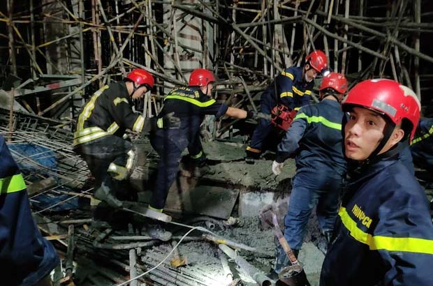 Sập giàn giáo công trình khiến 2 người chết, 3 công nhân bị thương-2