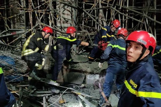 Sập giàn giáo công trình khiến 2 người chết, 3 công nhân bị thương