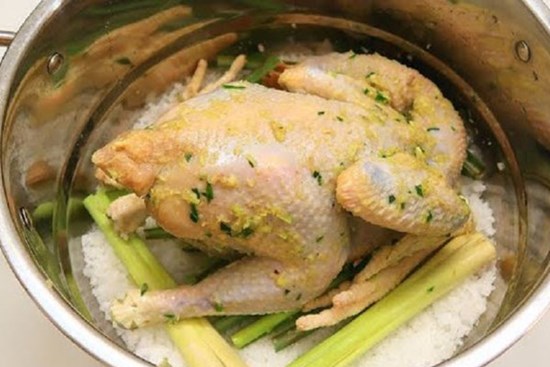 Cách luộc gà không cần nước, thịt mềm ngon